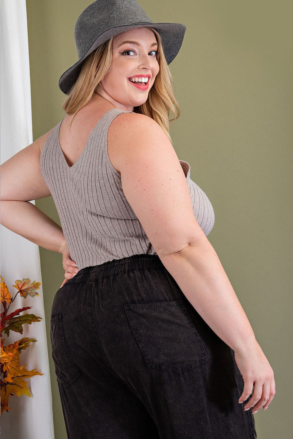 Ribbed V-neck Tank Top - Curvy Size