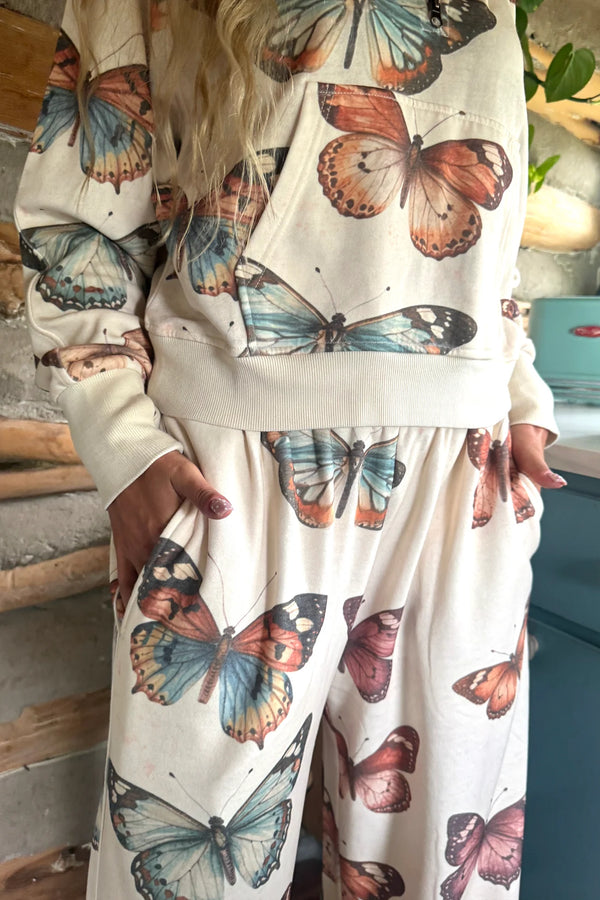 ***PREORDER*** Camo & butterflies Easy does it Pullover