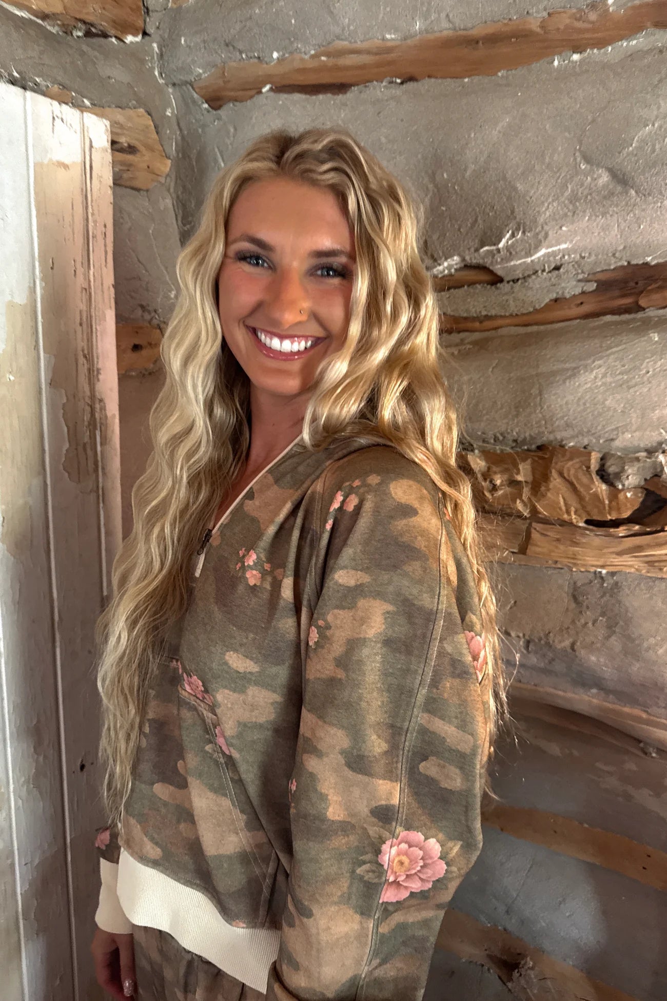 ***PREORDER*** Camo & butterflies Easy does it Pullover